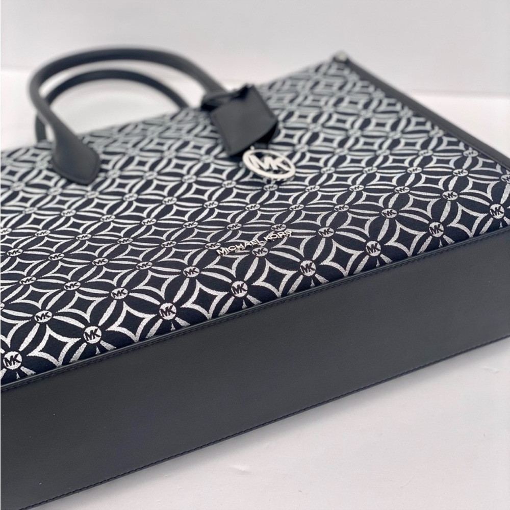 Michael Kors Mirella MD Satchel
Shoulder Bag Graphic Logo Glitter
Silver/Black - Picture 6 of 10